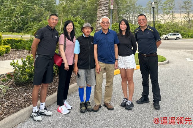 从左到右：殷若宁父亲、殷琪的母亲、封悦的父亲、戴耀宗、学生家长、王游宇